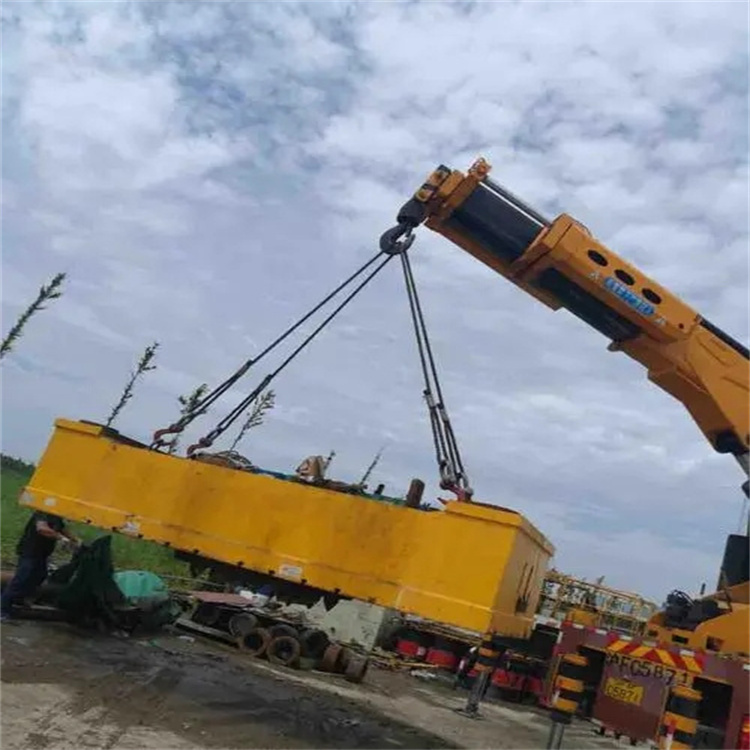 积玉口镇吊运集装箱的吊车